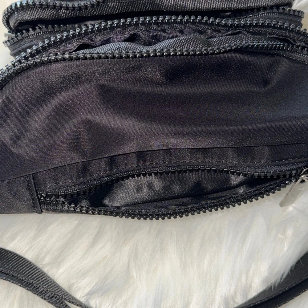 ALO Yoga Sleek Black Belt Bag - Picture 9 of 10